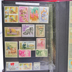 Vrac philatélique de timbres du monde neufs et oblitérés en un carton.