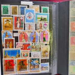 Vrac philatélique de timbres du monde neufs et oblitérés en un carton.