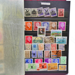 Vrac philatélique de timbres du monde neufs et oblitérés en un carton.