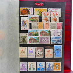 Vrac philatélique de timbres du monde neufs et oblitérés en un carton.