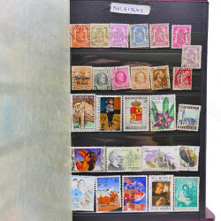 Vrac philatélique de timbres du monde neufs et oblitérés en un carton.
