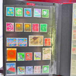 Vrac philatélique de timbres du monde neufs et oblitérés en un carton.