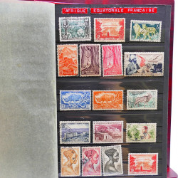 Vrac philatélique de timbres du monde neufs et oblitérés en un carton.
