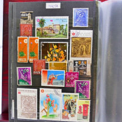 Vrac philatélique de timbres du monde neufs et oblitérés en un carton.