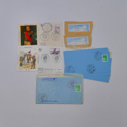 Vrac philatélique de timbres du monde neufs et oblitérés en un carton.