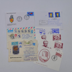 Vrac philatélique de timbres du monde neufs et oblitérés en un carton.