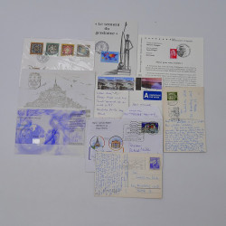 Vrac philatélique de timbres du monde neufs et oblitérés en un carton.