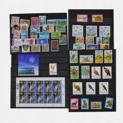 Vrac philatélique de timbres du monde neufs et oblitérés en un carton.
