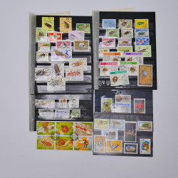 Vrac philatélique de timbres du monde neufs et oblitérés en un carton.