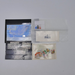 Vrac philatélique de timbres du monde neufs et oblitérés en un carton.