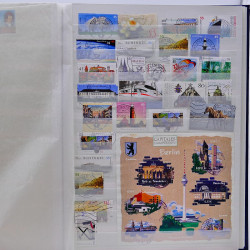 Vrac philatélique de timbres du monde neufs et oblitérés en un carton.