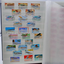 Vrac philatélique de timbres du monde neufs et oblitérés en un carton.
