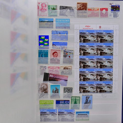 Vrac philatélique de timbres du monde neufs et oblitérés en un carton.