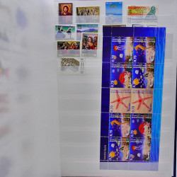 Vrac philatélique de timbres du monde neufs et oblitérés en un carton.
