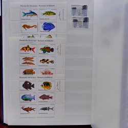 Vrac philatélique de timbres du monde neufs et oblitérés en un carton.
