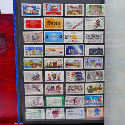 Vrac philatélique de timbres du monde neufs et oblitérés en un carton.