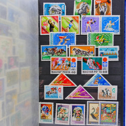 Vrac philatélique de timbres du monde neufs et oblitérés en un carton.