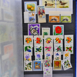 Vrac philatélique de timbres du monde neufs et oblitérés en un carton.