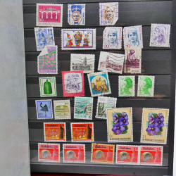 Vrac philatélique de timbres du monde neufs et oblitérés en un carton.