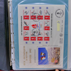 Vrac philatélique de timbres du monde neufs et oblitérés en un carton.