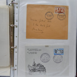 Vrac philatélique de timbres du monde neufs et oblitérés en un carton.