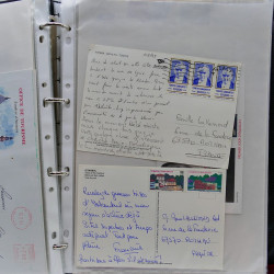 Vrac philatélique de timbres du monde neufs et oblitérés en un carton.