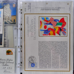 Vrac philatélique de timbres du monde neufs et oblitérés en un carton.