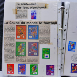 Vrac philatélique de timbres du monde neufs et oblitérés en un carton.