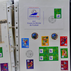 Vrac philatélique de timbres du monde neufs et oblitérés en un carton.