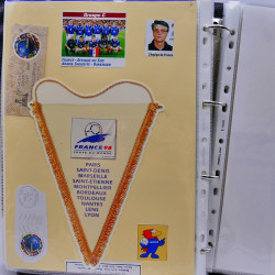 Vrac philatélique de timbres du monde neufs et oblitérés en un carton.
