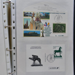Vrac philatélique de timbres du monde neufs et oblitérés en un carton.