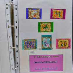 Vrac philatélique de timbres du monde neufs et oblitérés en un carton.