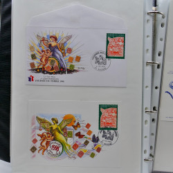 Vrac philatélique de timbres du monde neufs et oblitérés en un carton.
