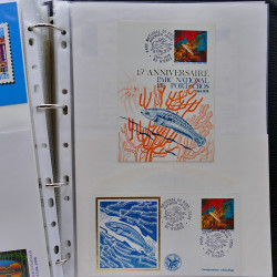 Vrac philatélique de timbres du monde neufs et oblitérés en un carton.
