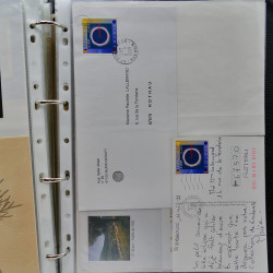 Vrac philatélique de timbres du monde neufs et oblitérés en un carton.