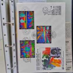 Vrac philatélique de timbres du monde neufs et oblitérés en un carton.