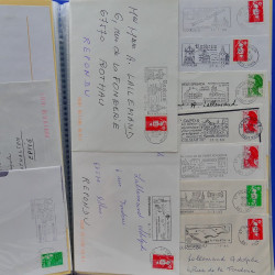 Vrac philatélique de timbres du monde neufs et oblitérés en un carton.