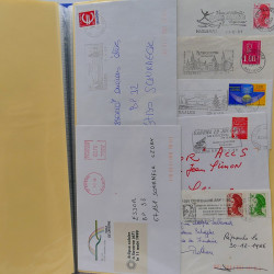Vrac philatélique de timbres du monde neufs et oblitérés en un carton.