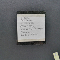 Vrac philatélique de timbres du monde neufs et oblitérés en un carton.