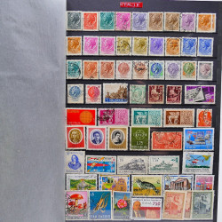 Vrac philatélique de timbres du monde neufs et oblitérés en un carton.