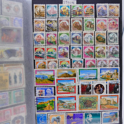 Vrac philatélique de timbres du monde neufs et oblitérés en un carton.