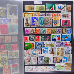 Vrac philatélique de timbres du monde neufs et oblitérés en un carton.