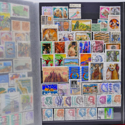Vrac philatélique de timbres du monde neufs et oblitérés en un carton.