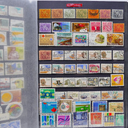 Vrac philatélique de timbres du monde neufs et oblitérés en un carton.