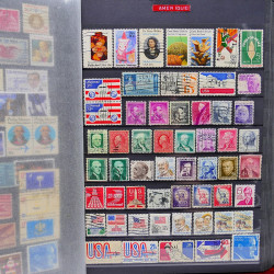Vrac philatélique de timbres du monde neufs et oblitérés en un carton.