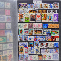 Vrac philatélique de timbres du monde neufs et oblitérés en un carton.