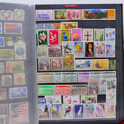 Vrac philatélique de timbres du monde neufs et oblitérés en un carton.