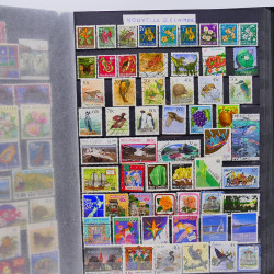 Vrac philatélique de timbres du monde neufs et oblitérés en un carton.