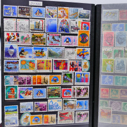 Vrac philatélique de timbres du monde neufs et oblitérés en un carton.