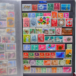 Vrac philatélique de timbres du monde neufs et oblitérés en un carton.